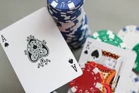 Dealer profesional homebet88 menyiarkan permainan poker langsung dari studio multi-kamera