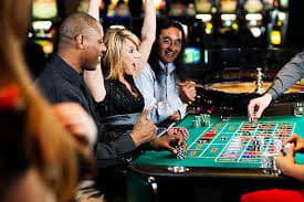 Antarmuka mobile homebet88 menampilkan studio roulette live dengan pemain aktif